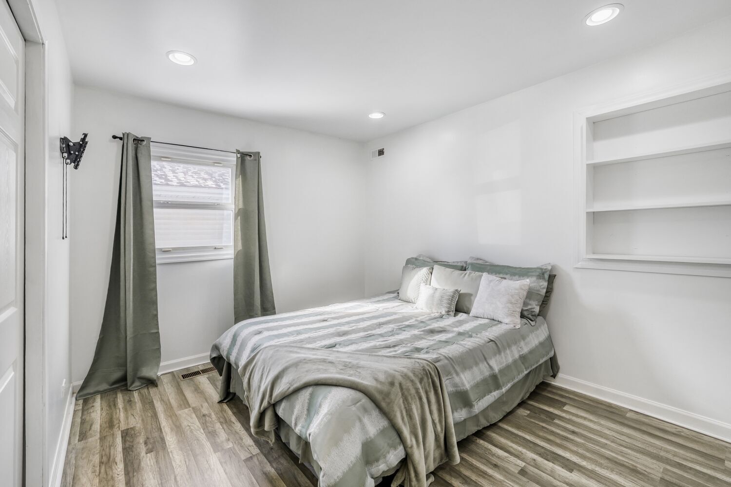 290 Oakwood Drive, Antioch, IL 60002