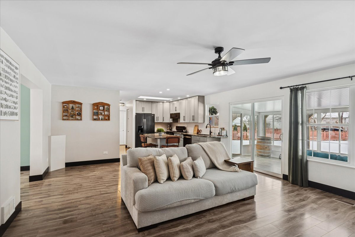 3727 Hale Lane, Island Lake, IL 60042