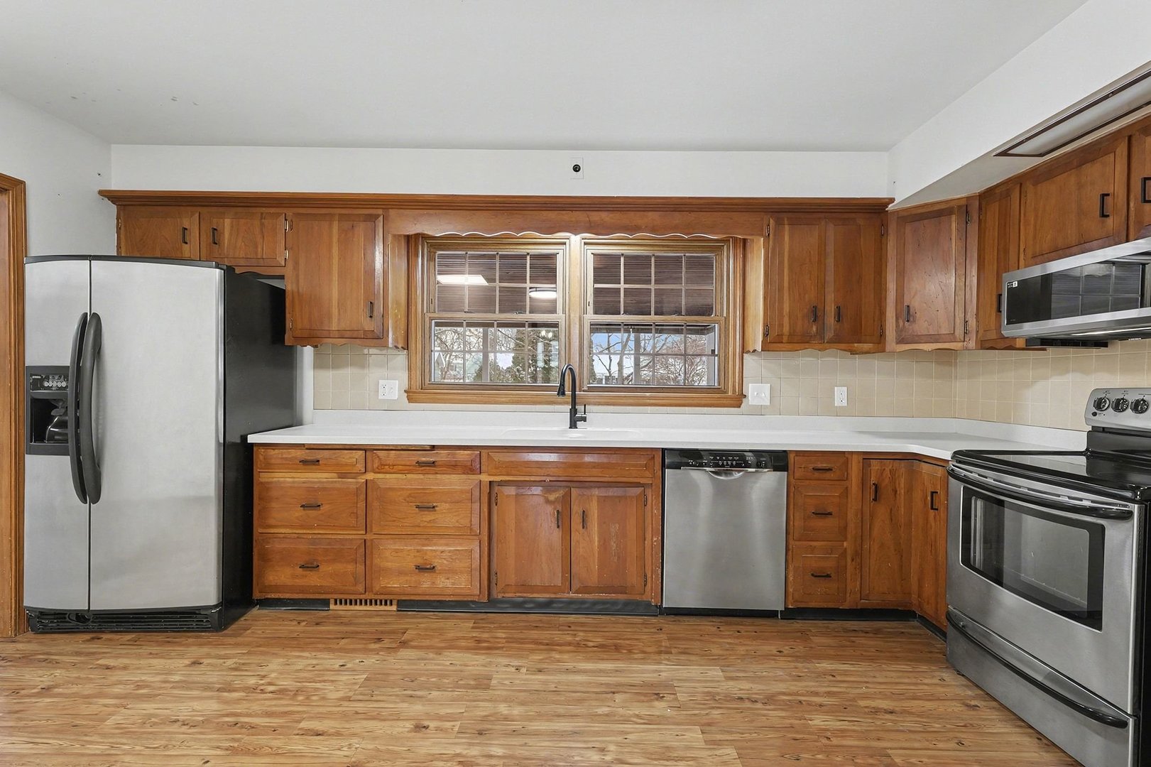 33 S Canterbury Road, Aurora, IL 60506