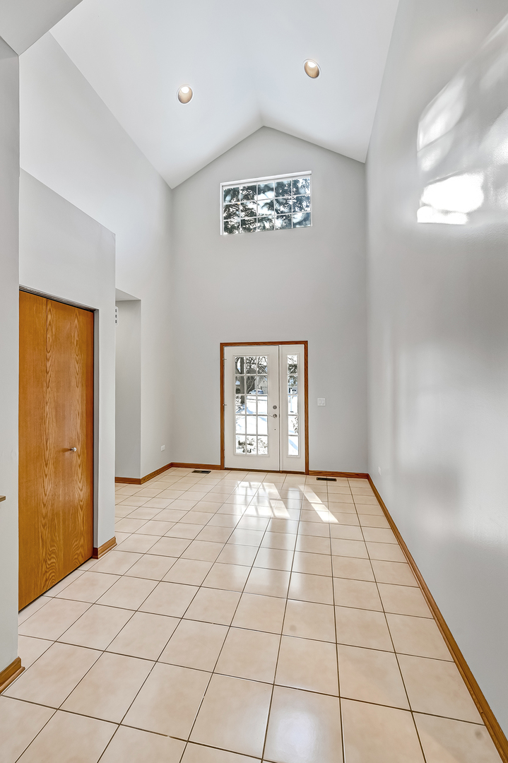 1938 MANNING Road, Darien, IL 60561