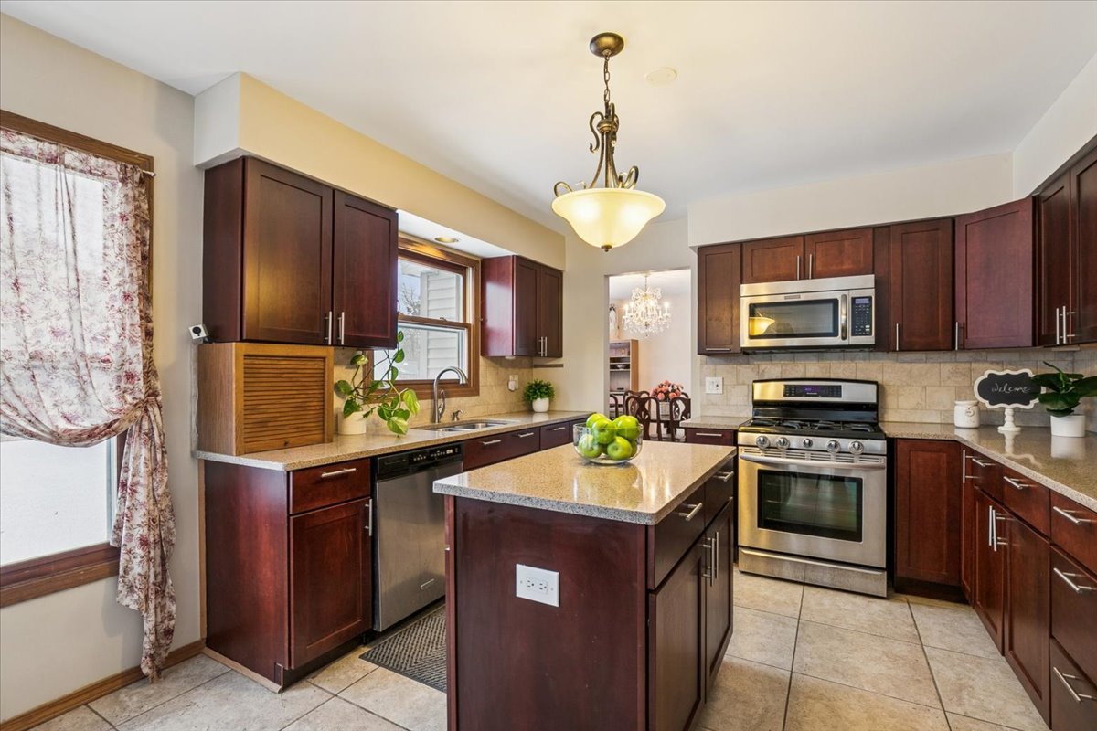 275 N Fiore Parkway, Vernon Hills, IL 60061