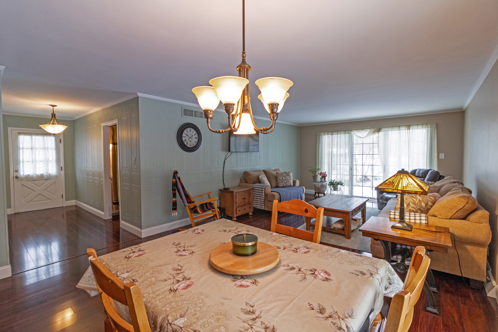 725 Cedar Lane, Frankfort, IL 60423