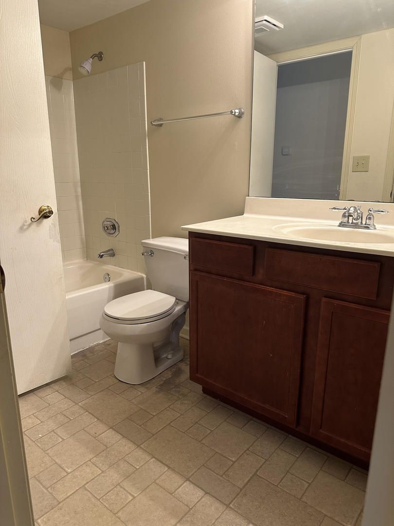 214 Glengarry Drive #201, Bloomingdale, IL 60108