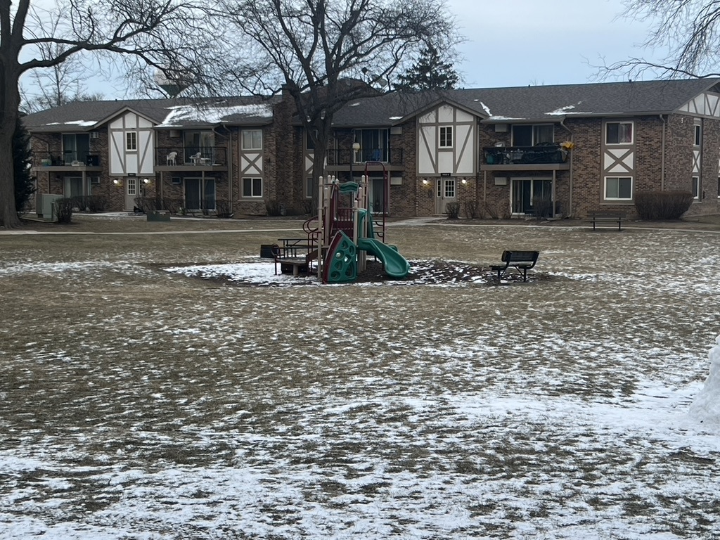 16W486 Lake Drive #7-102, Willowbrook, IL 60527