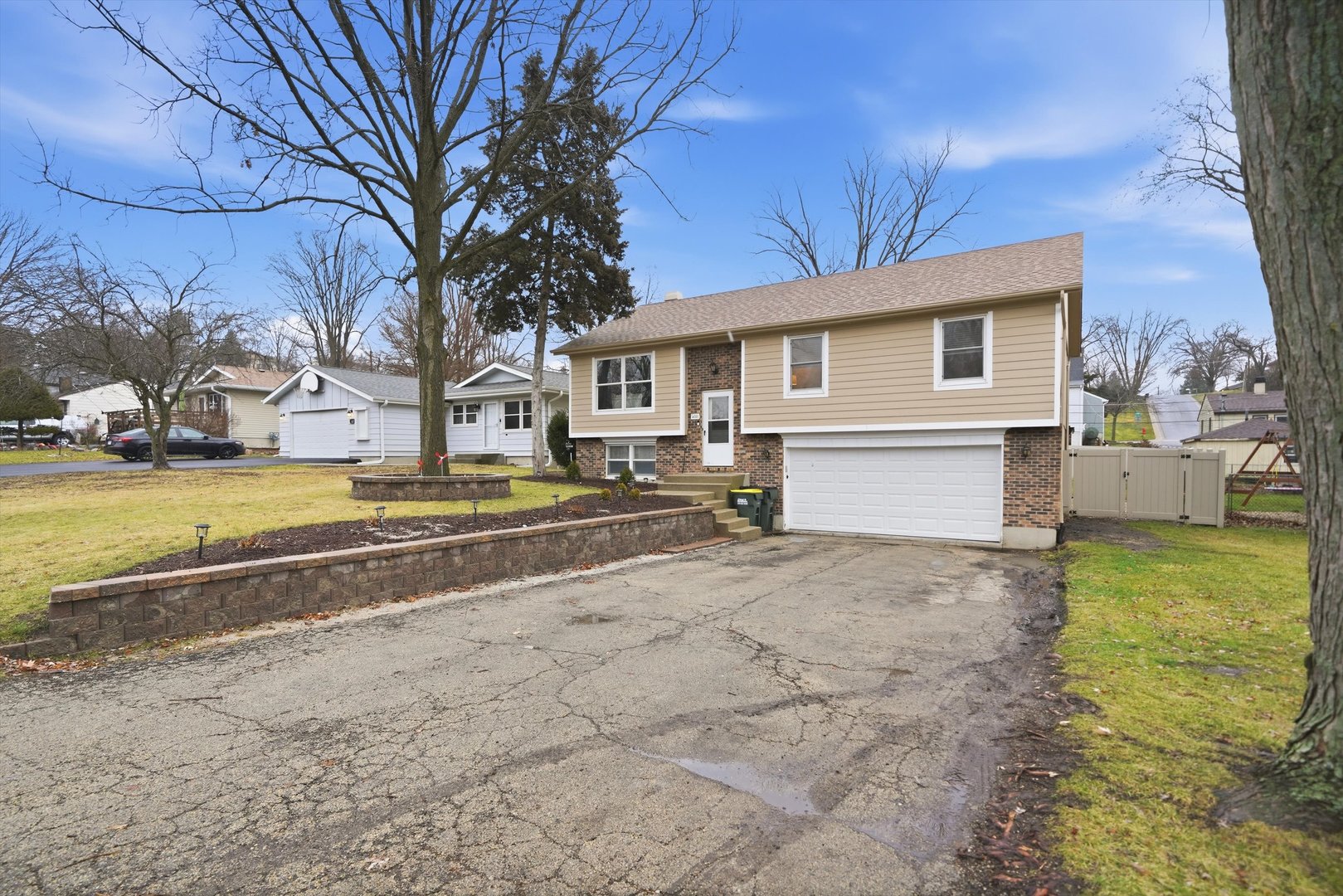 600 Seminole Trail, Lake In The Hills, IL 60156