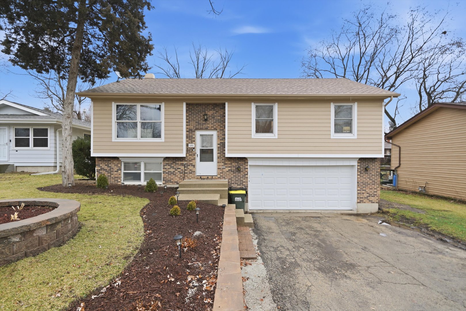 600 Seminole Trail, Lake In The Hills, IL 60156