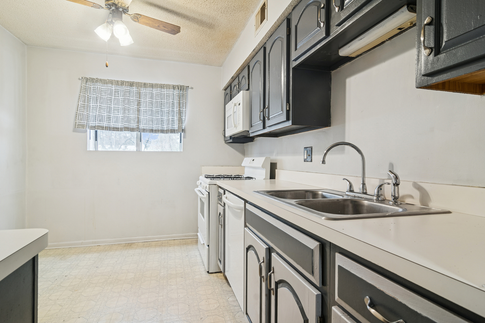 16 W Fern Court #103A, Palatine, IL 60067