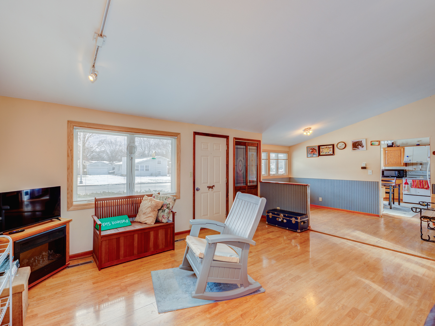 1416 Kings Road, Carpentersville, IL 60110