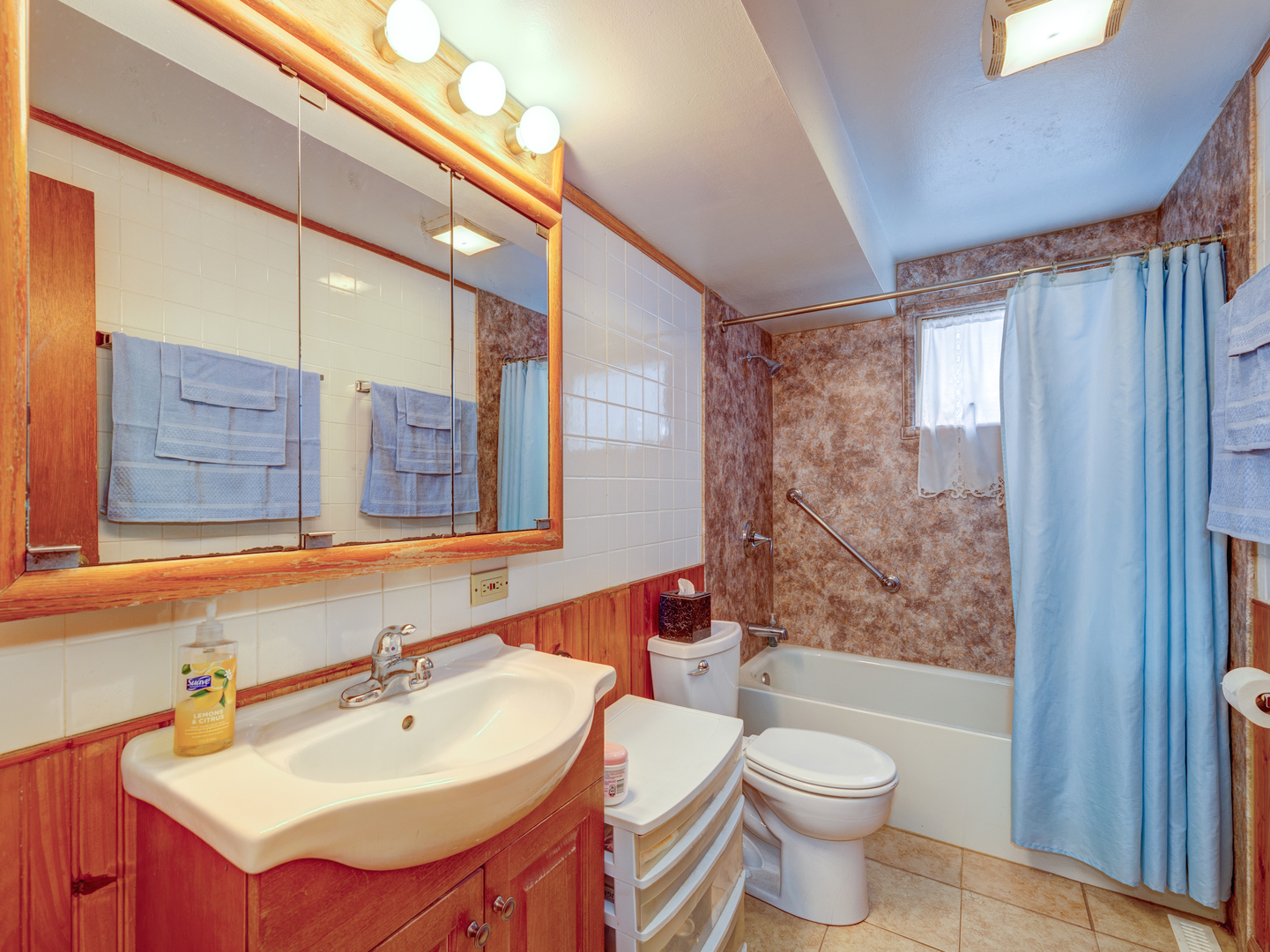 1416 Kings Road, Carpentersville, IL 60110