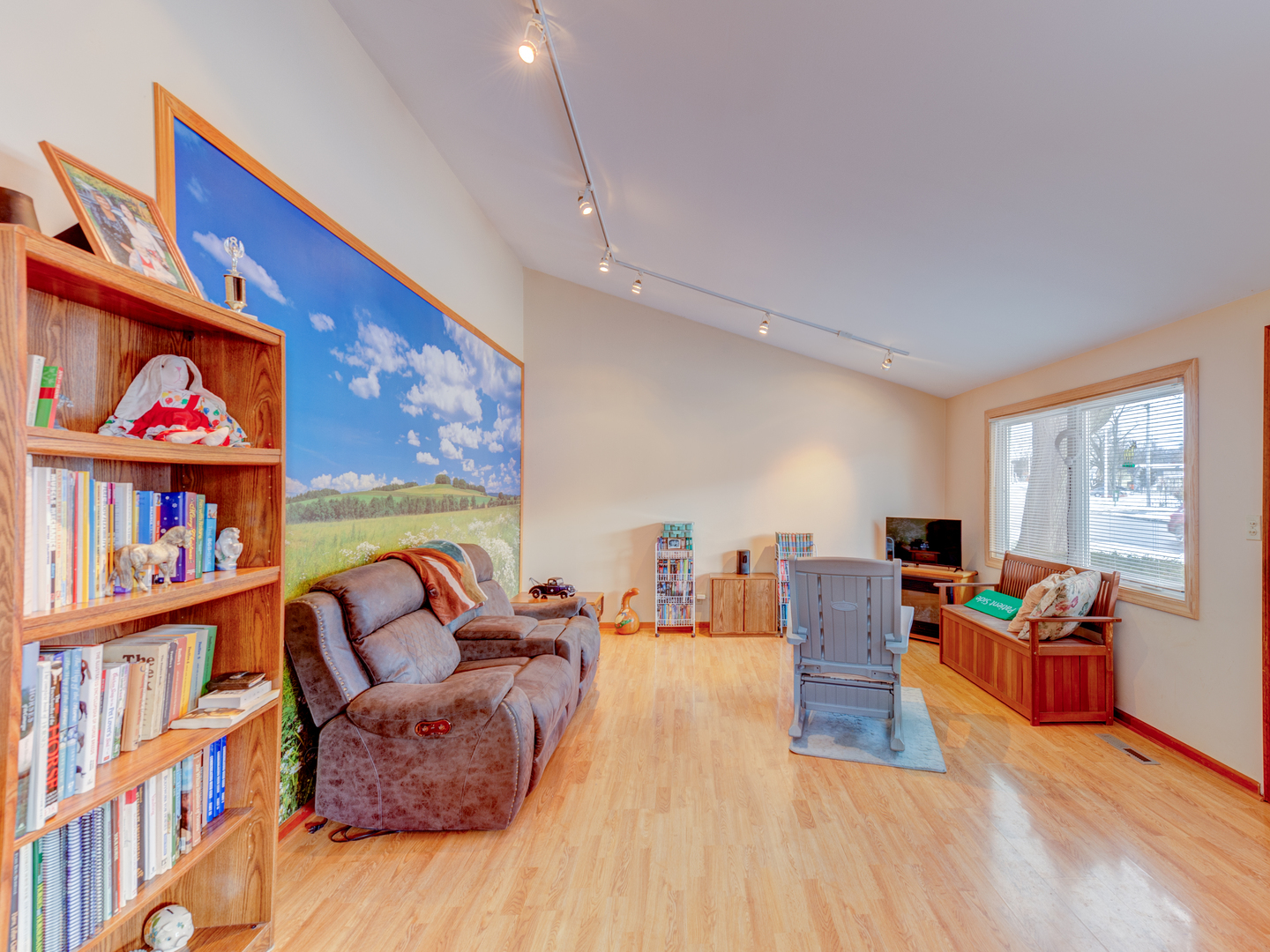 1416 Kings Road, Carpentersville, IL 60110