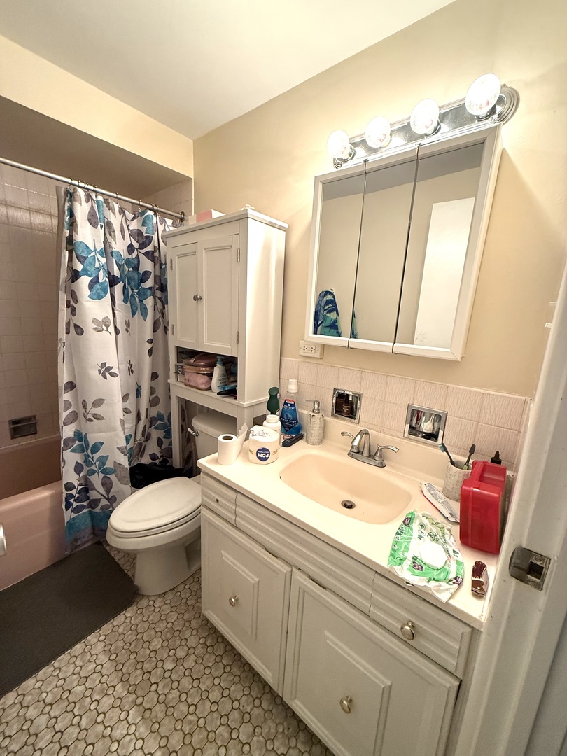 3900 W 95th Street #305, Evergreen Park, IL 60805