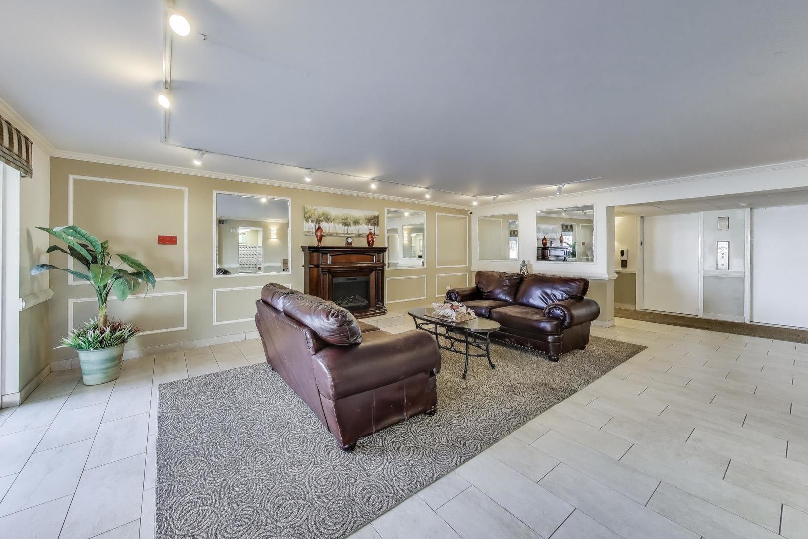 841 N York Street #109, Elmhurst, IL 60126