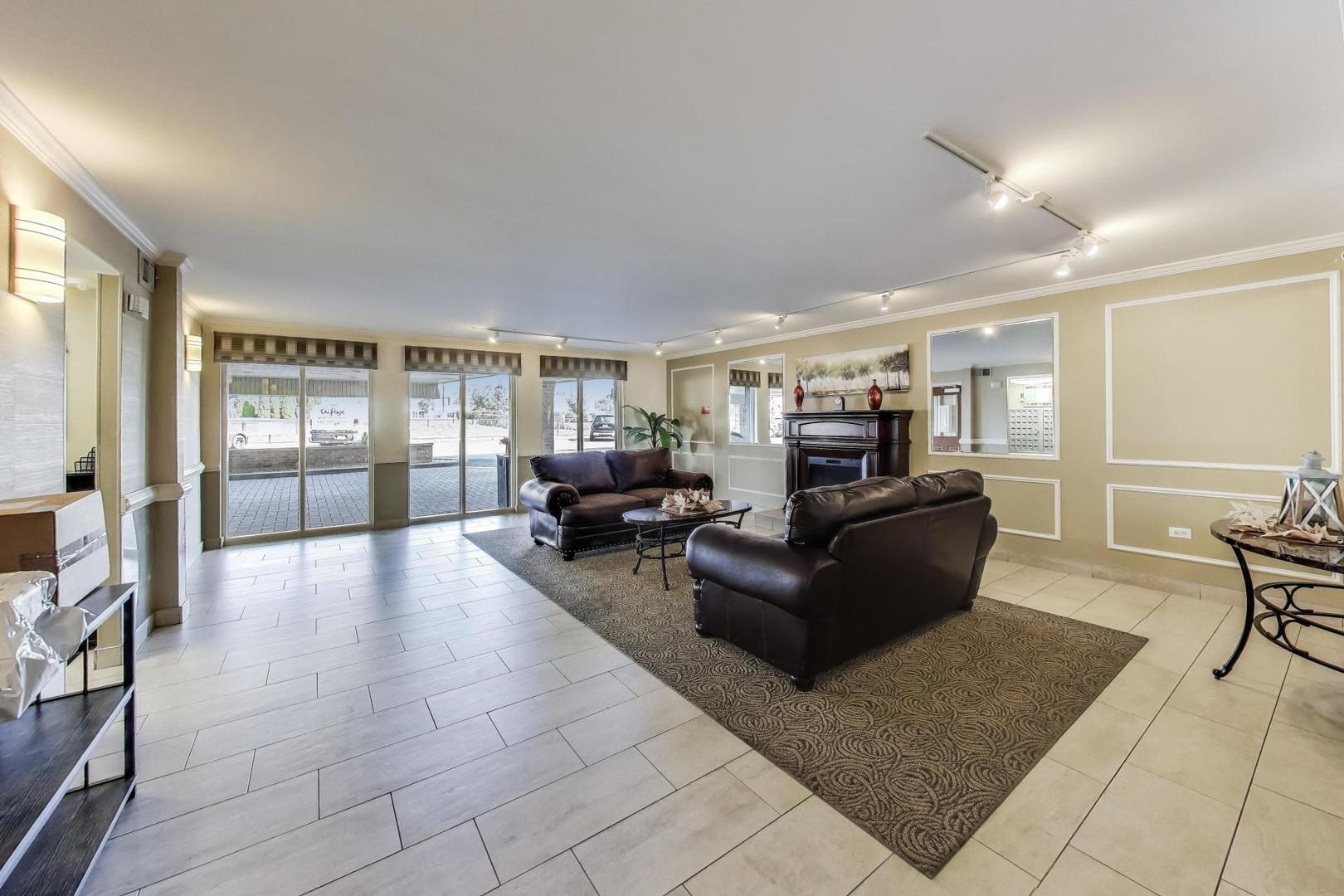 841 N York Street #109, Elmhurst, IL 60126