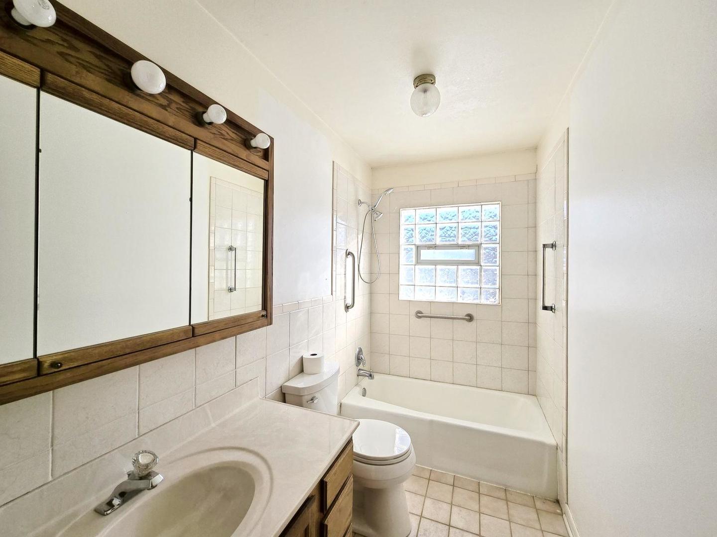 1329 Easy Street, Glendale Heights, IL 60139