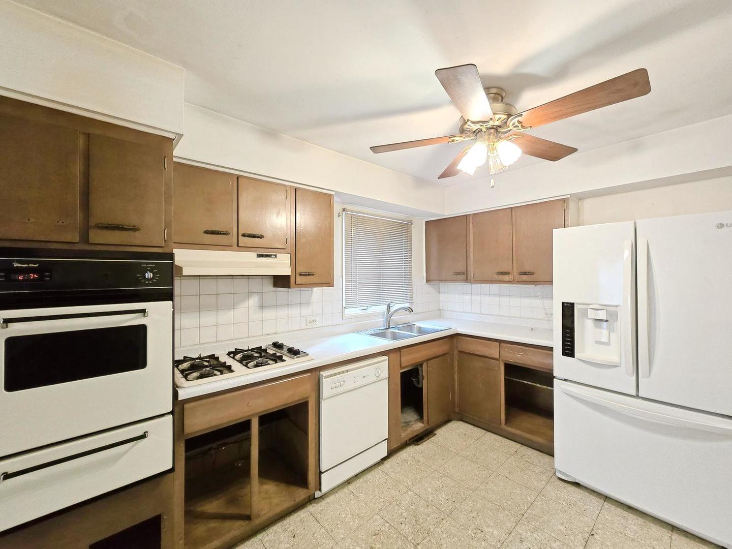 1329 Easy Street, Glendale Heights, IL 60139