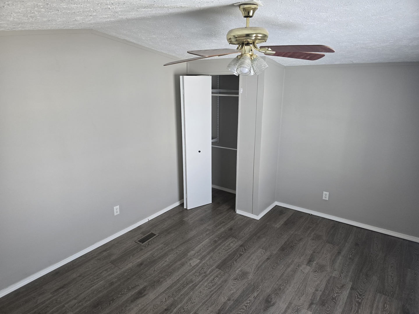 6 Leo Drive, Bloomington, IL 61701