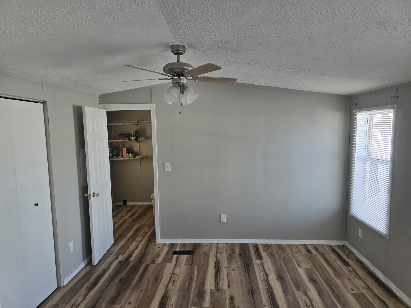 6 Leo Drive, Bloomington, IL 61701