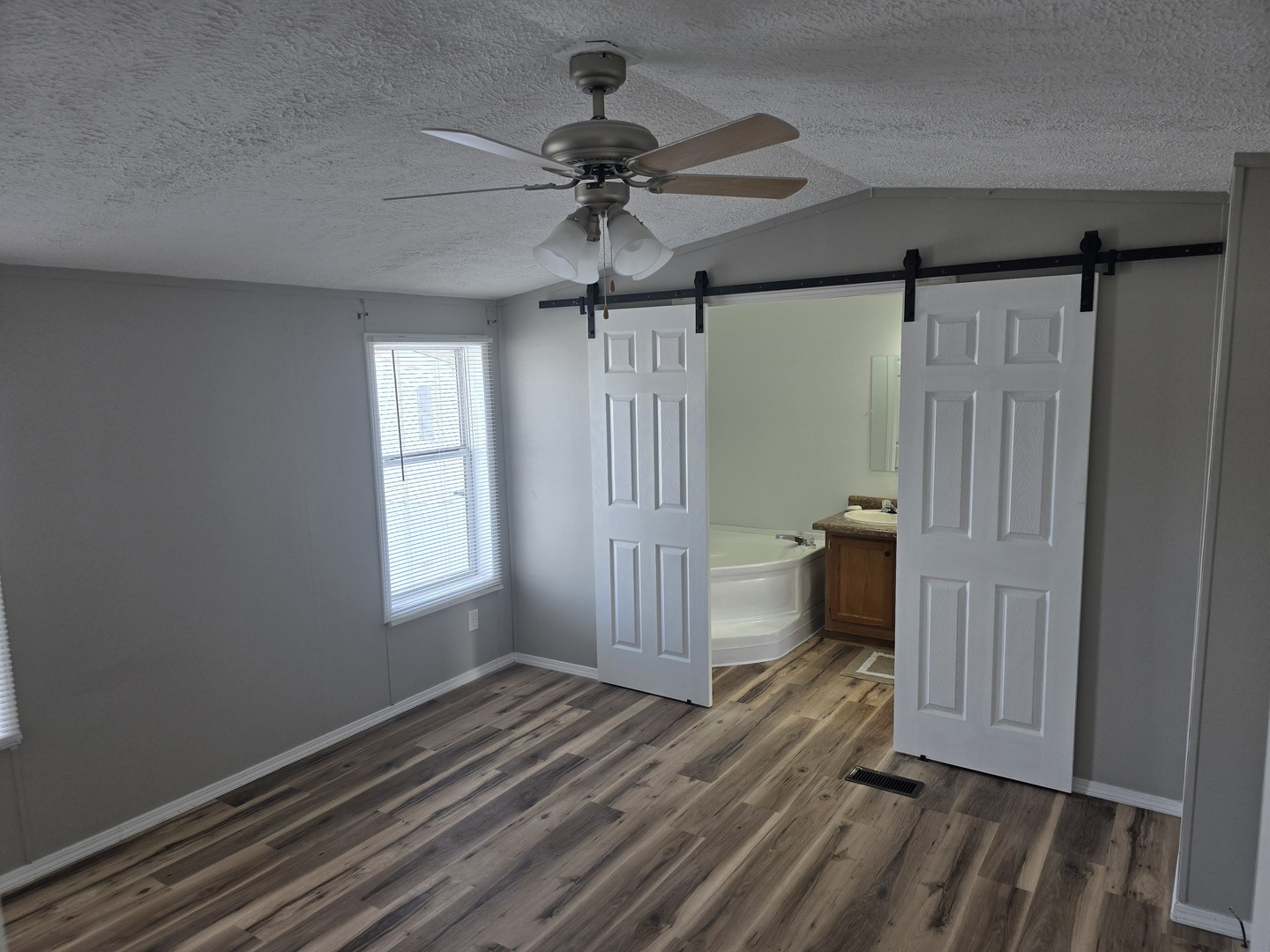 6 Leo Drive, Bloomington, IL 61701