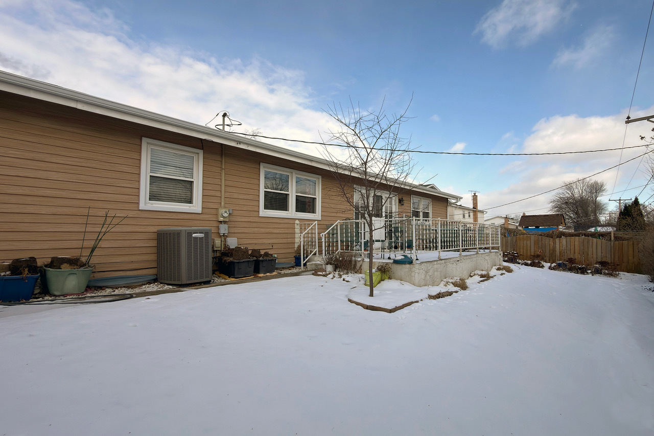 1819 W Thornwood Lane, Mount Prospect, IL 60056