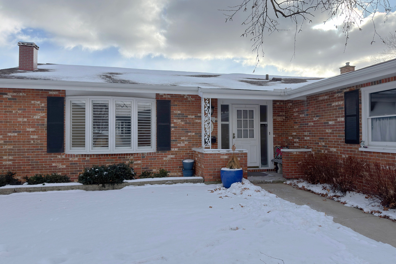 1819 W Thornwood Lane, Mount Prospect, IL 60056