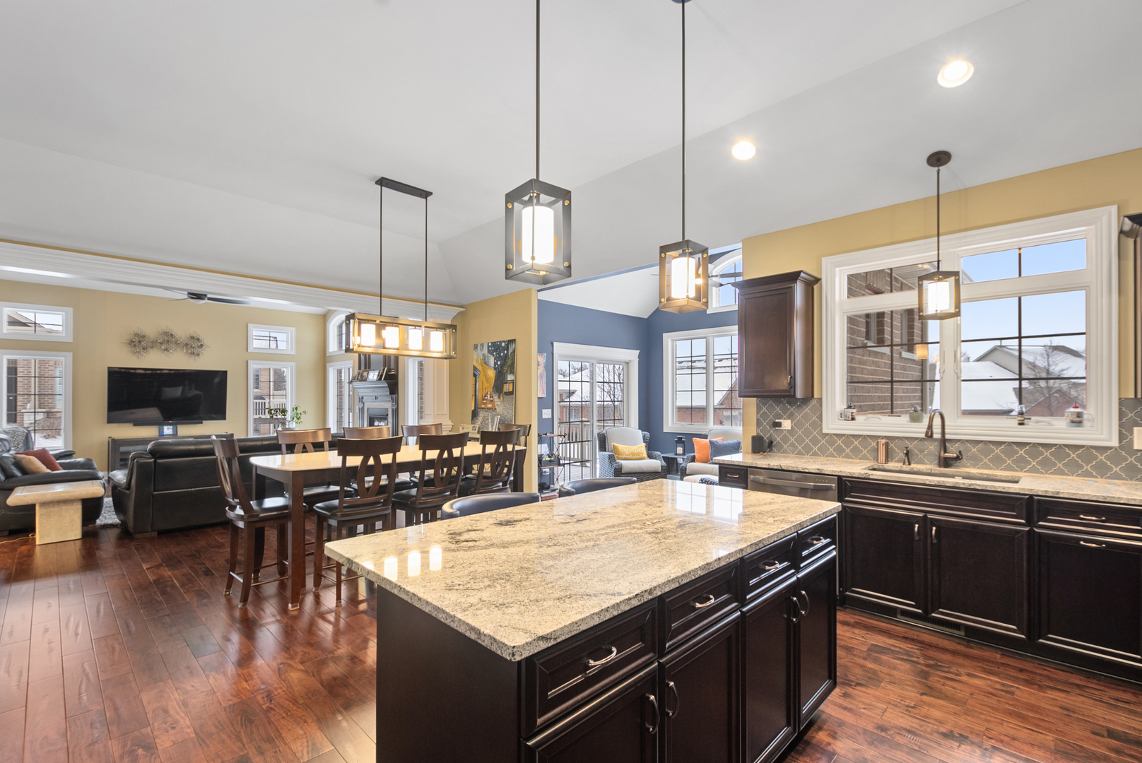 9175 Holland Harbor Circle, Frankfort, IL 60423