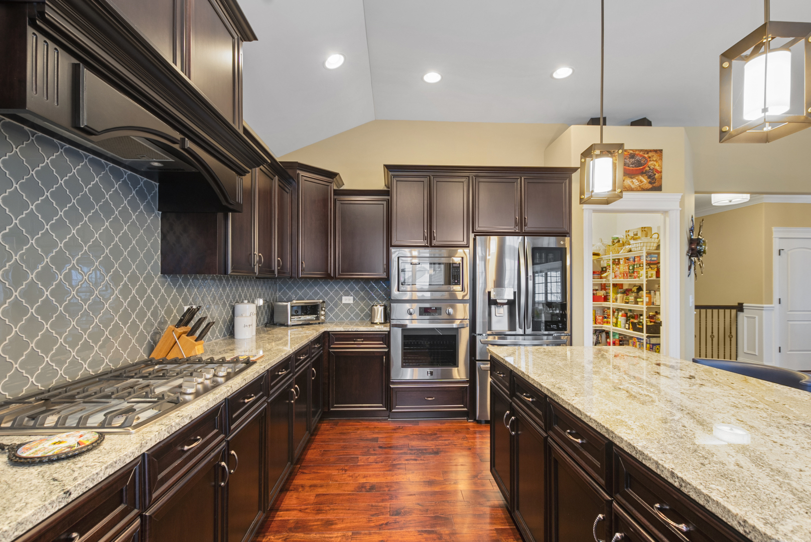 9175 Holland Harbor Circle, Frankfort, IL 60423