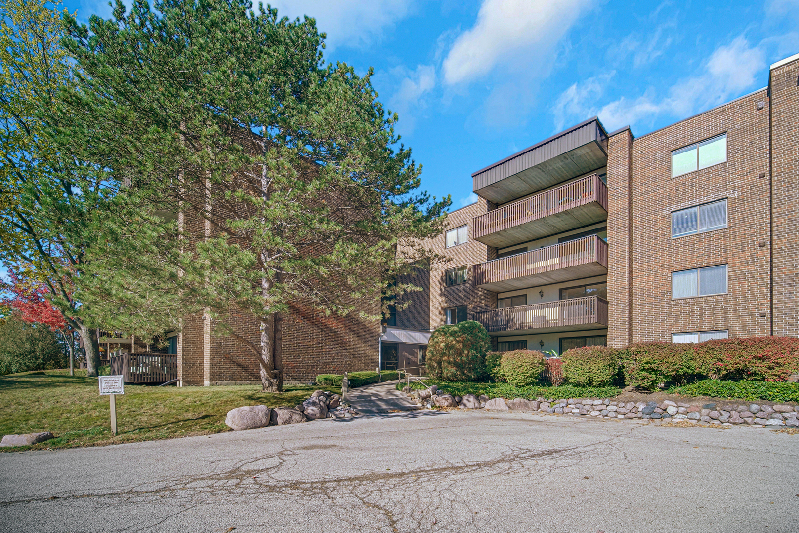 690 CHANDLER Road #302, Gurnee, IL 60031