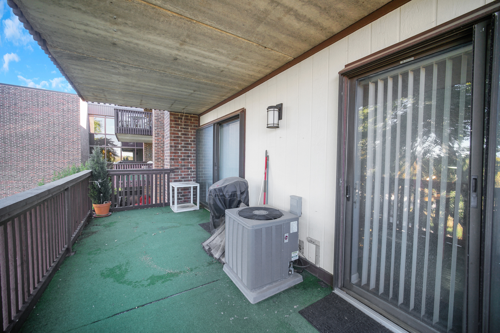 690 CHANDLER Road #302, Gurnee, IL 60031