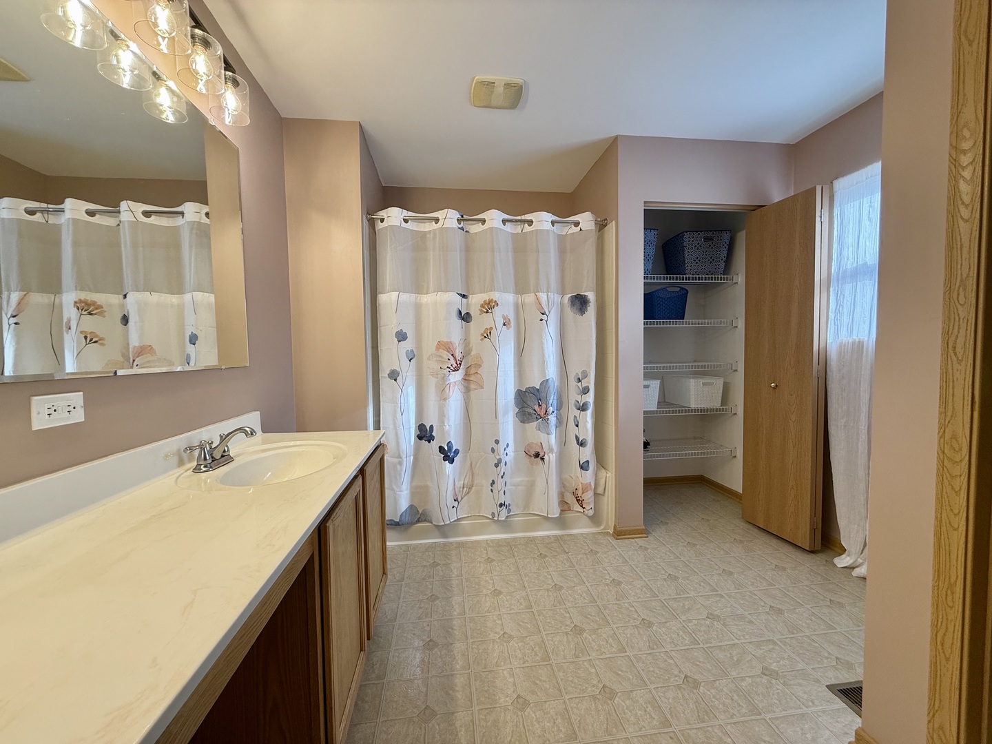 748 VERSAILLES Parkway, Oswego, IL 60543