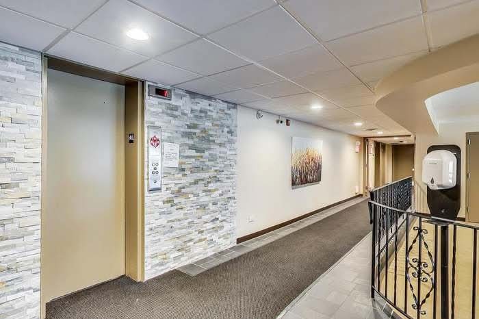 2500 Windsor Mall #2D, Park Ridge, IL 60068