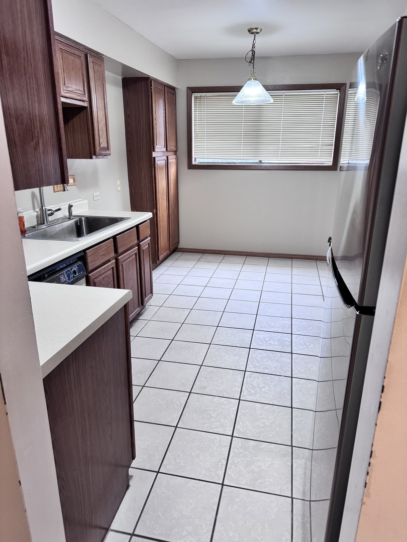 15 Creekside Circle #B, Elgin, IL 60123