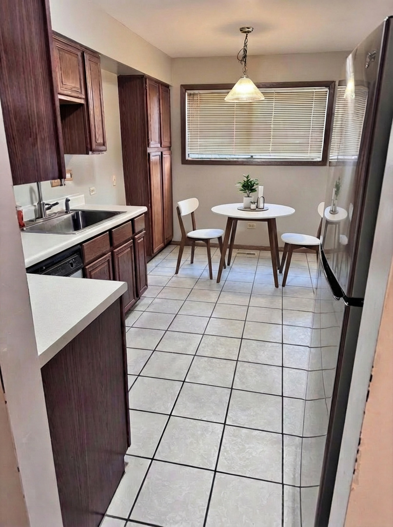 15 Creekside Circle #B, Elgin, IL 60123