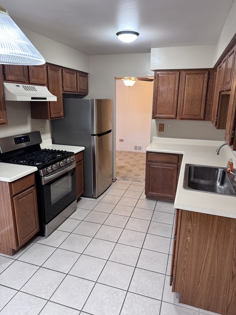 15 Creekside Circle #B, Elgin, IL 60123