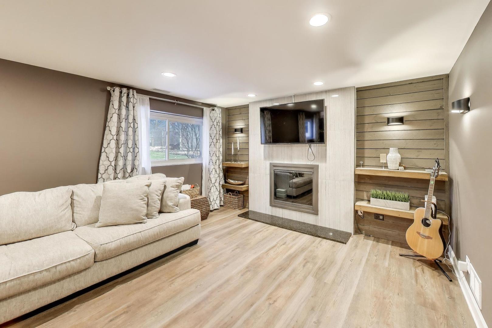 421 Berry Drive, Naperville, IL 60540