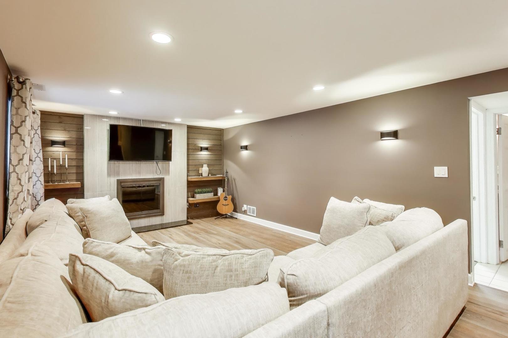 421 Berry Drive, Naperville, IL 60540