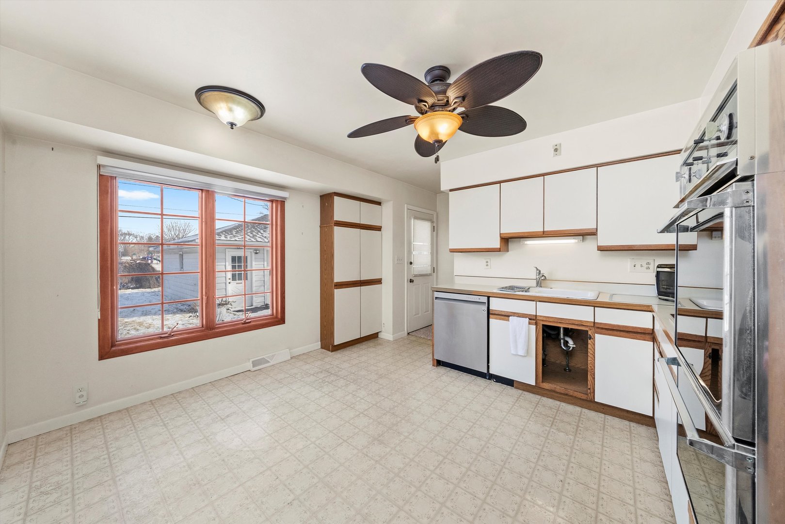 735 Westgate Drive, Aurora, IL 60506