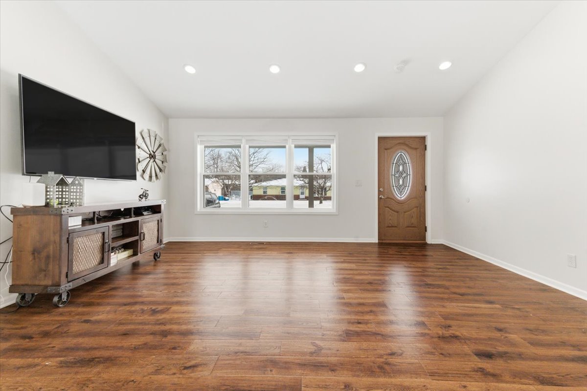 214 Garnett Avenue, Winthrop Harbor, IL 60096