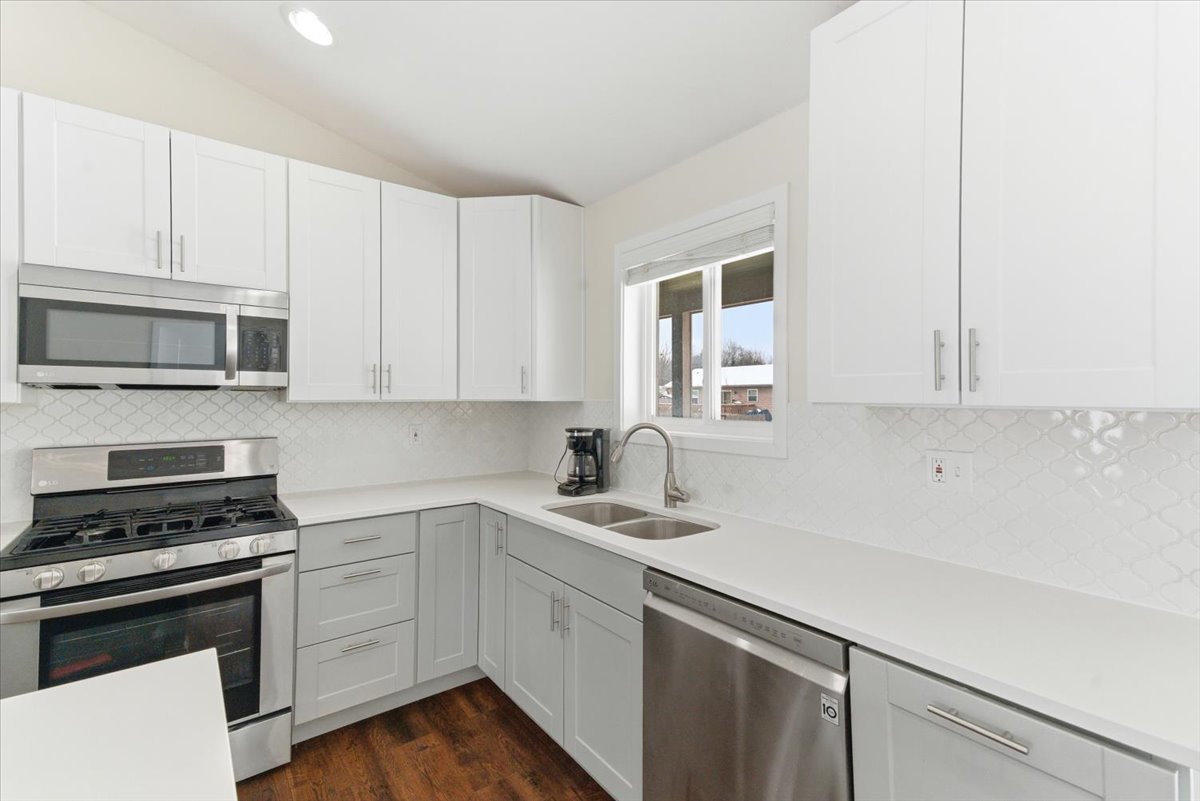 214 Garnett Avenue, Winthrop Harbor, IL 60096