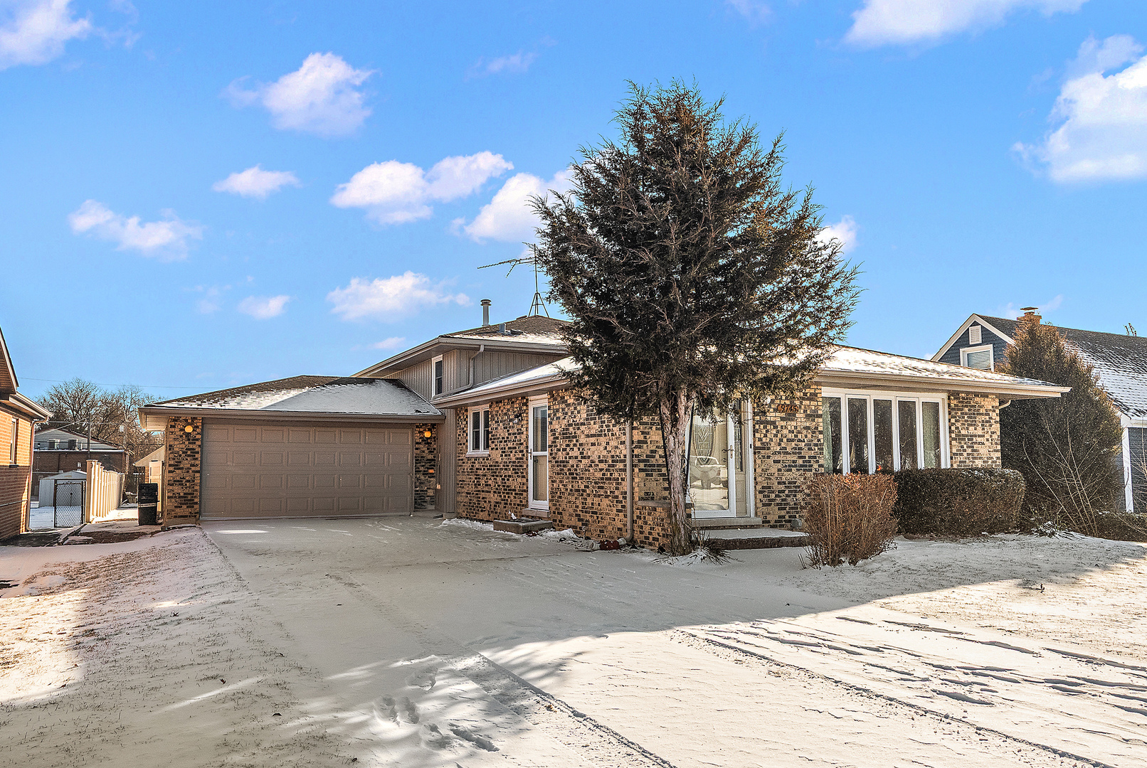 9745 S 81st Avenue, Palos Hills, IL 60465