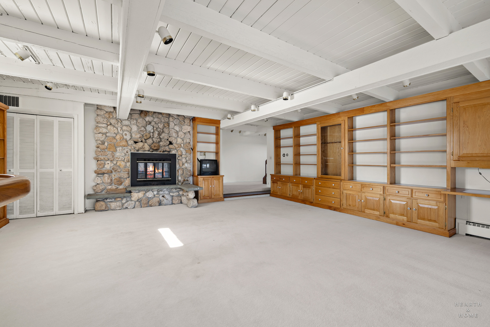 7814 N Pillow Hill Road, Spring Grove, IL 60081