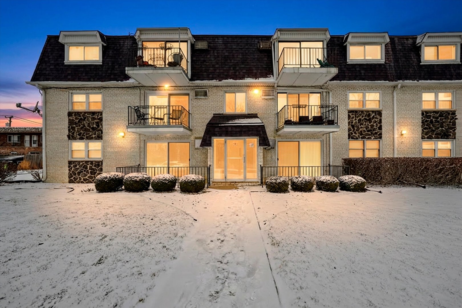 7932 W 93rd Street #2A, Hickory Hills, IL 60457