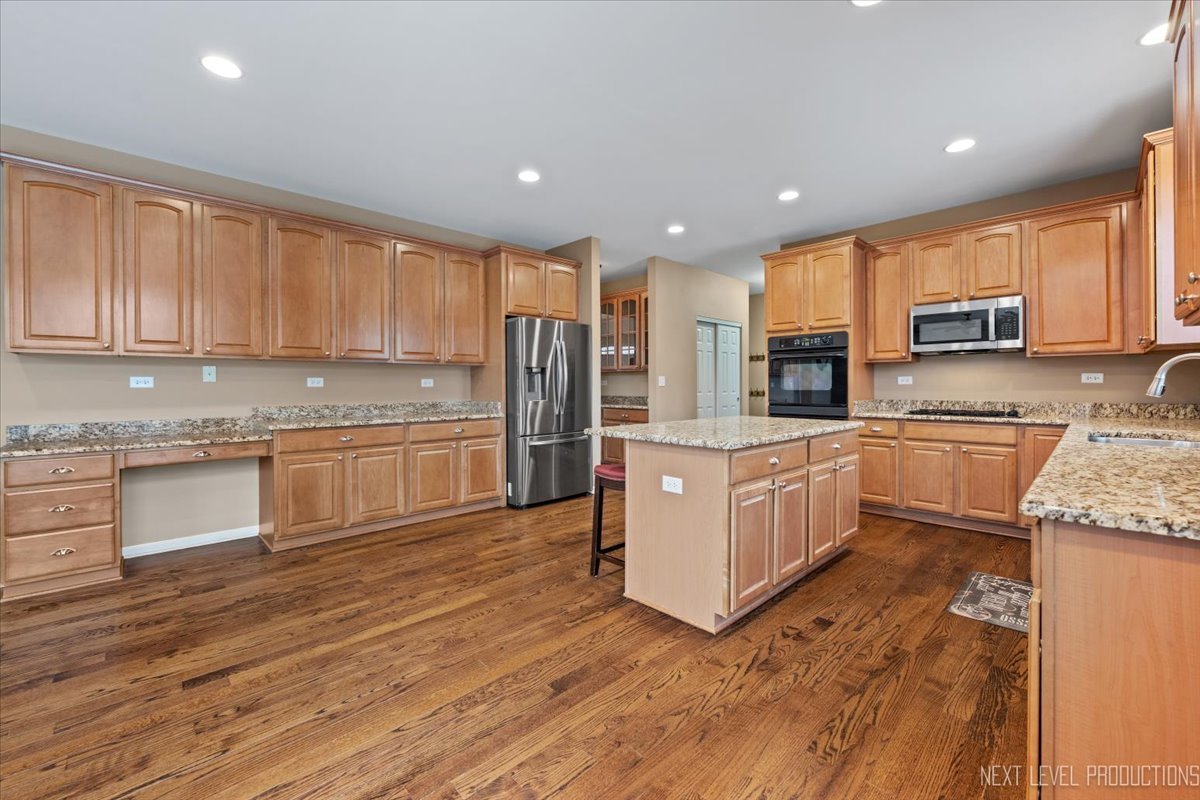 706 Versailles Parkway, Oswego, IL 60543