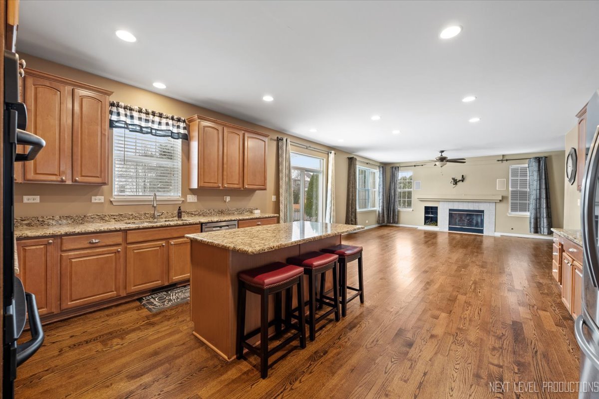 706 Versailles Parkway, Oswego, IL 60543