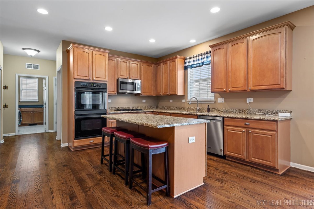 706 Versailles Parkway, Oswego, IL 60543