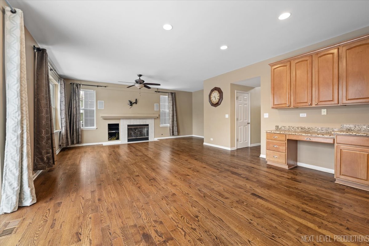 706 Versailles Parkway, Oswego, IL 60543