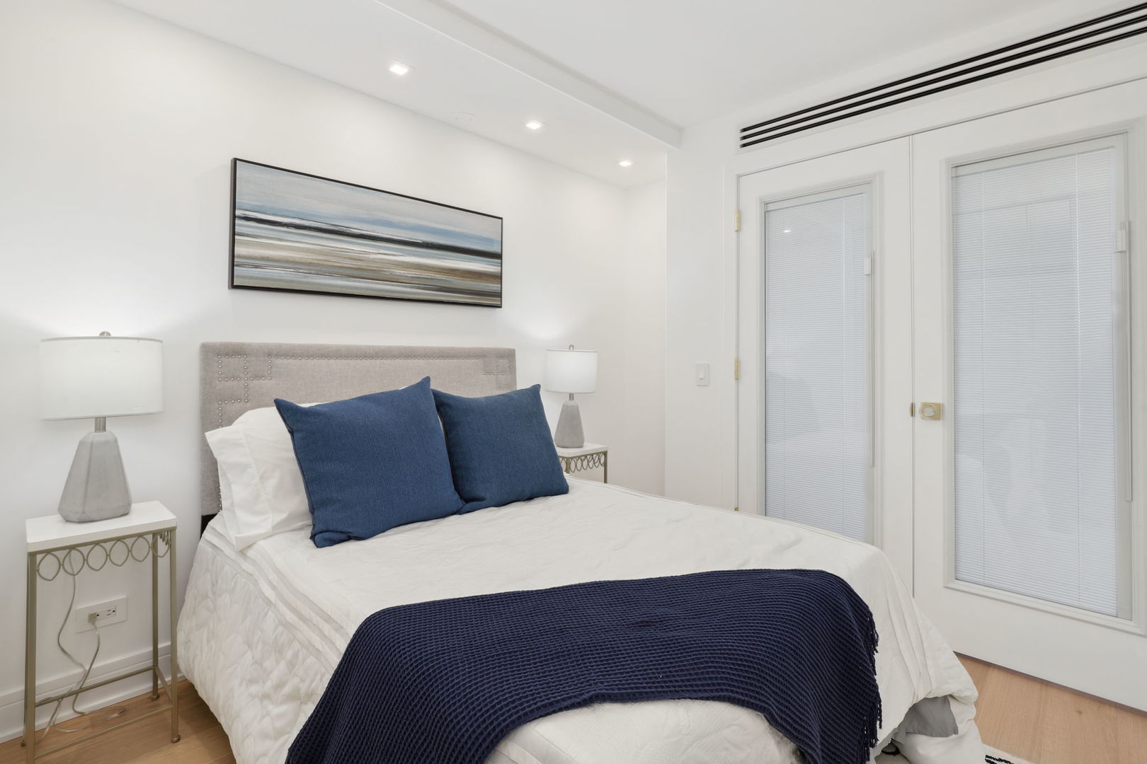 1560 N Sandburg Terrace #706J, Chicago, IL 60610