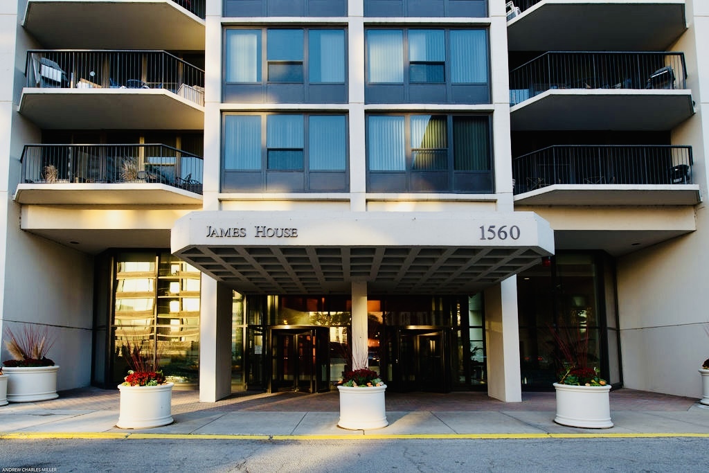 1560 N Sandburg Terrace #706J, Chicago, IL 60610