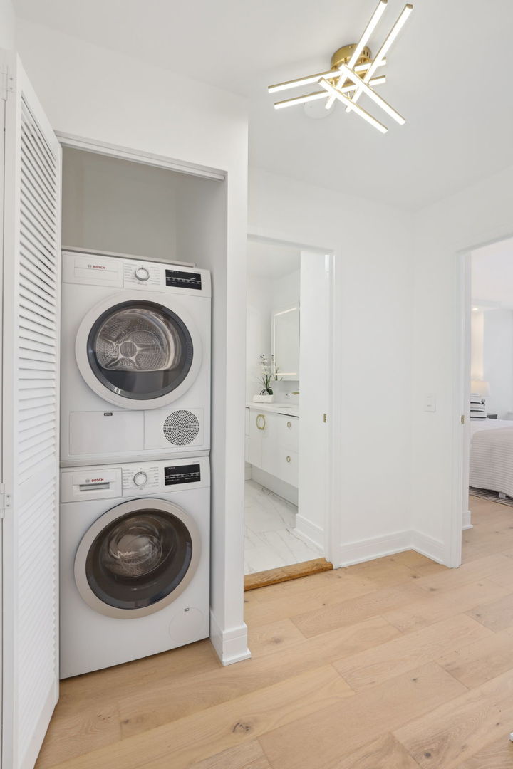 1560 N Sandburg Terrace #706J, Chicago, IL 60610