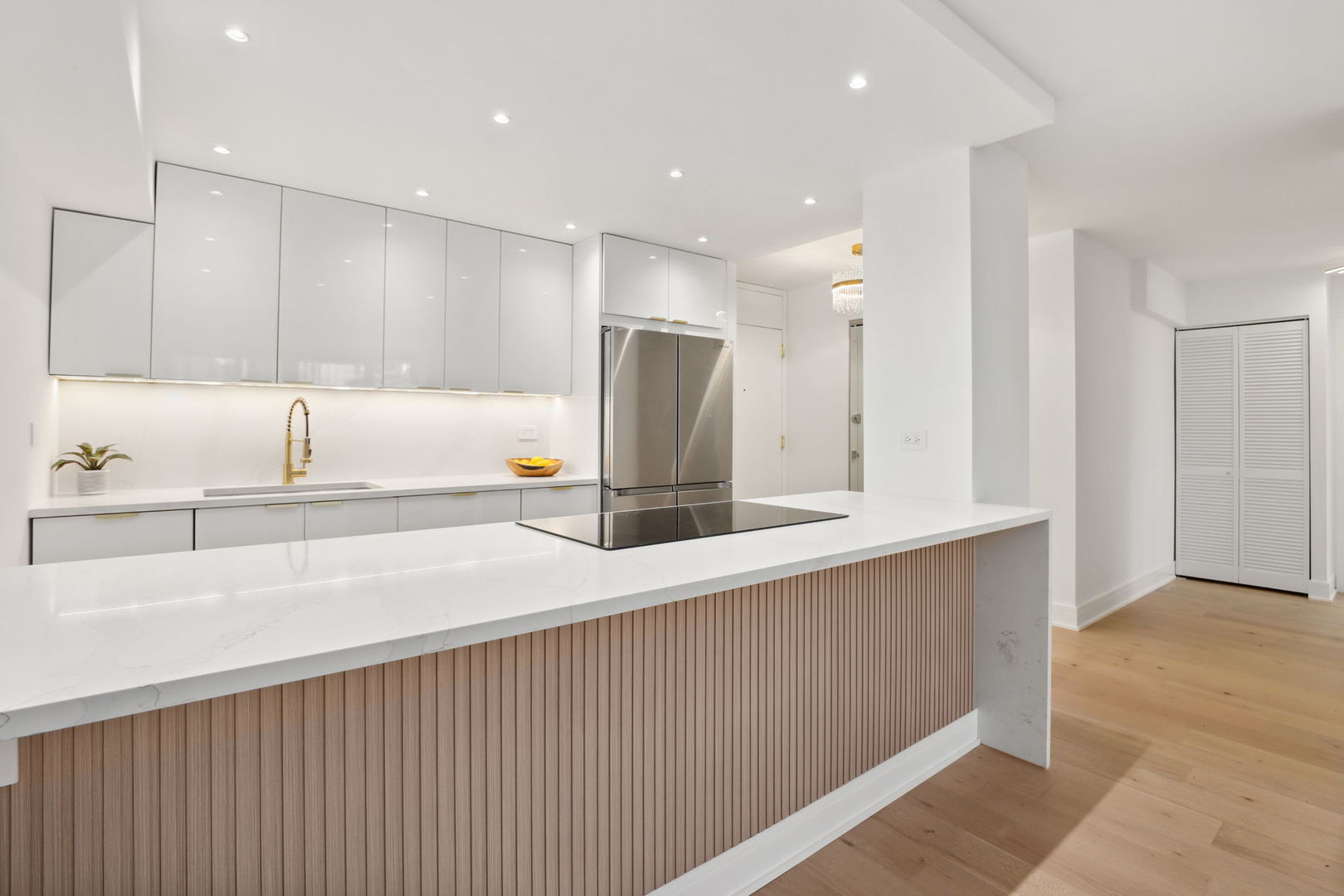 1560 N Sandburg Terrace #706J, Chicago, IL 60610