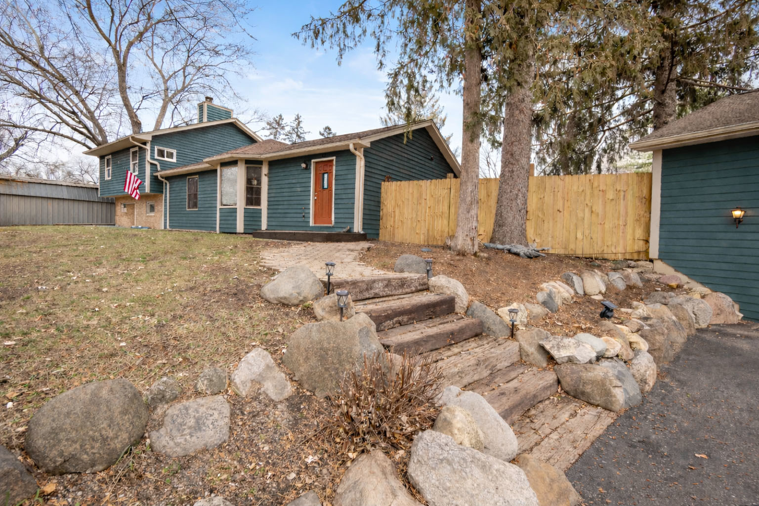 1414 W Northeast Shore Drive, Holiday Hills, IL 60051